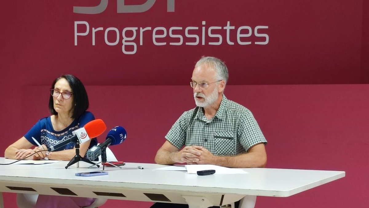 El president de Progressistes-SDP, Josep Roig, i la vocal, Marian Sanchiz