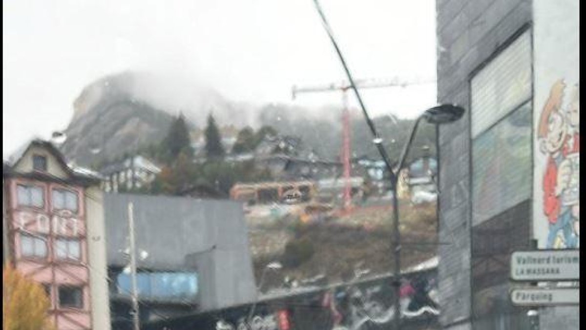 Vehicles aturats pel tall de trànsit després de l'atropellament a la Massana