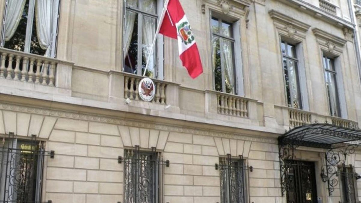 La façana de l'ambaixada peruana a Madrid.