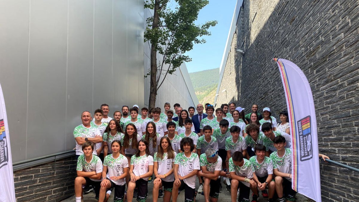 Foto de grup dels equips de la FAE al Centre de Tecnificació d'Ordino.