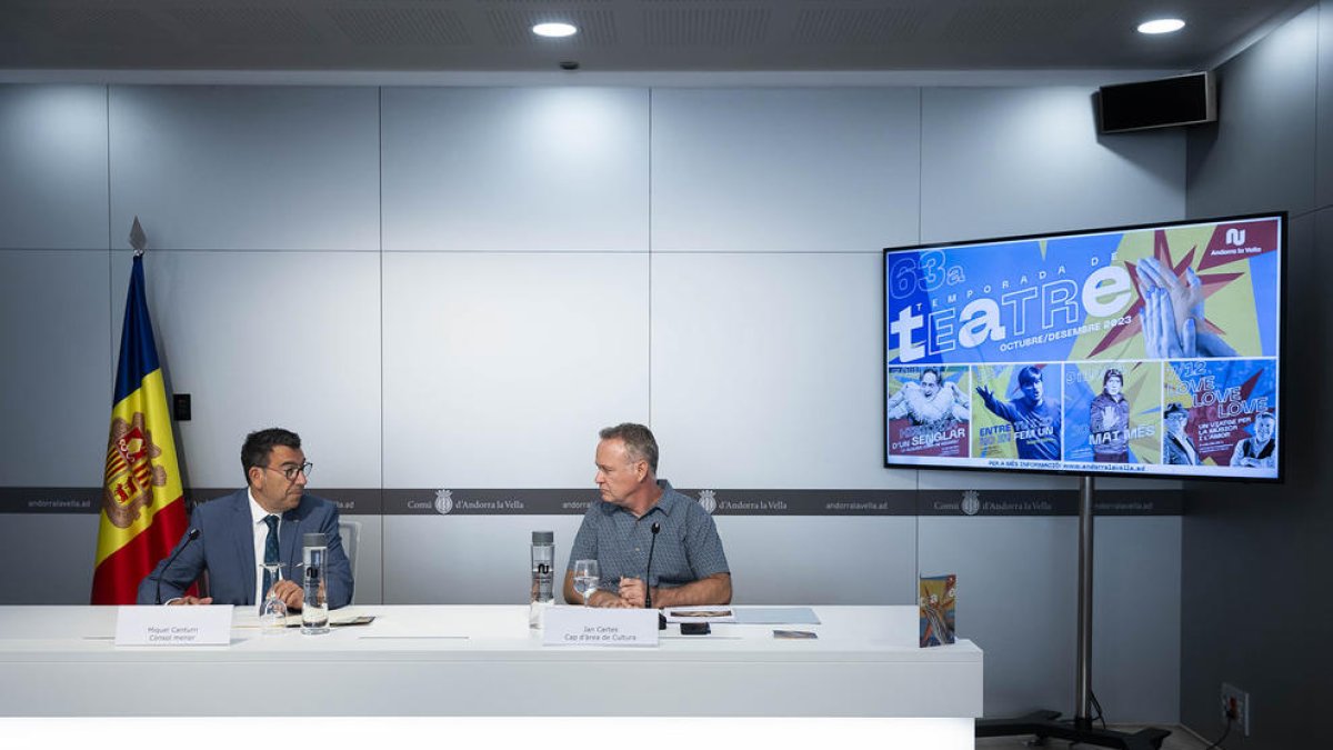 Miquel Canturri, cònsol menor d'Andorra la Vella, i Jan Cartes, cap d'àrea de Cultura, en la presentació de la 63a Temporada de teatre