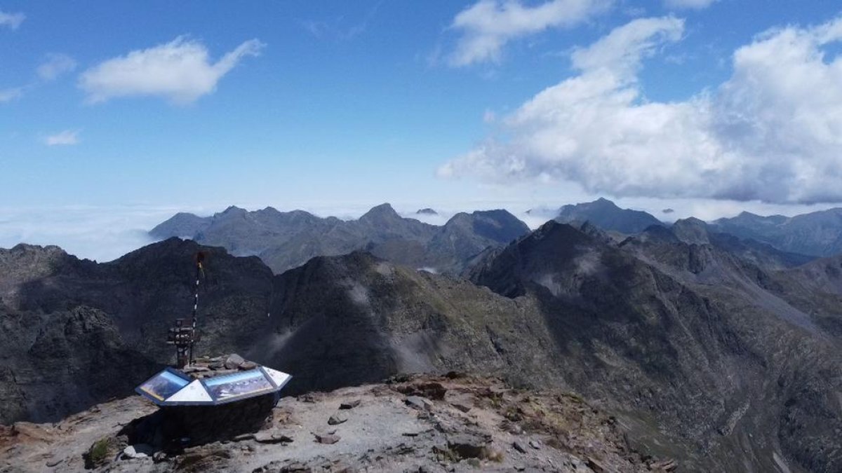 El cim del Comapedrosa al reportatge 'Els horitzons del gegant de pedra'