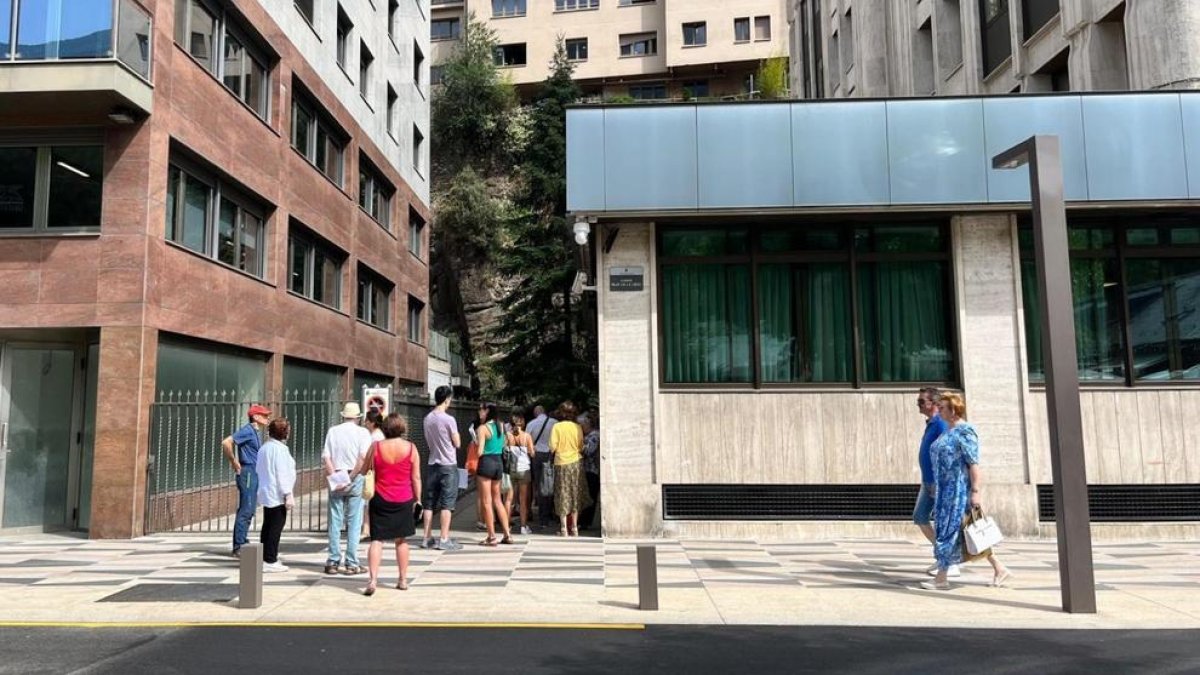 Cues ahir al matí a l'ambaixada espanyola