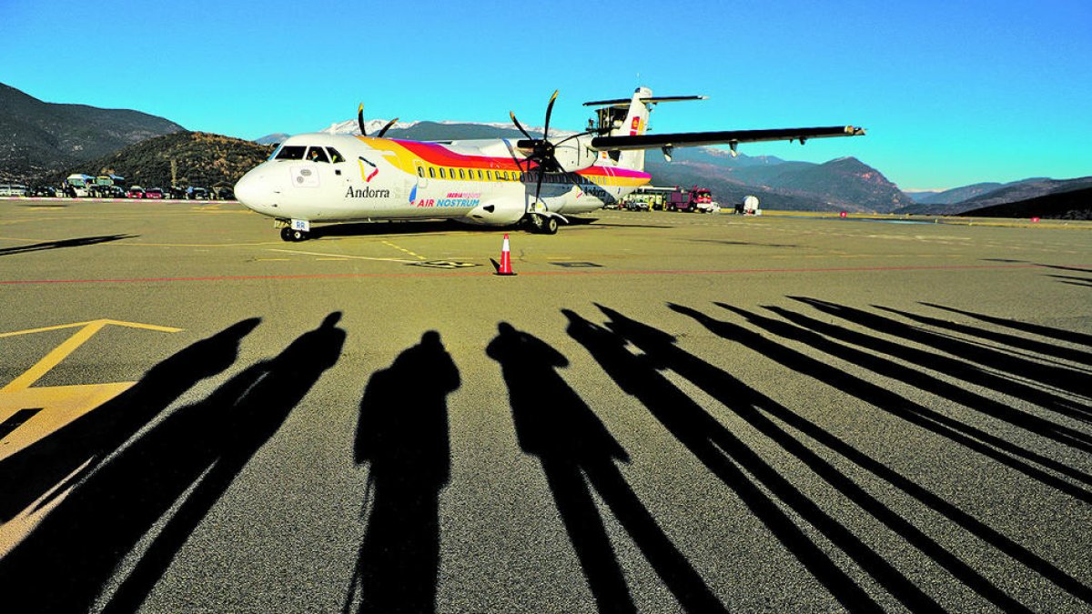 Un avió d'Air Nostrum a l'aeroport d'Andorra-la Seu.
