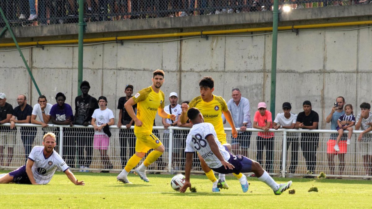 Un instant del partit celebrat ahir a Tolosa.