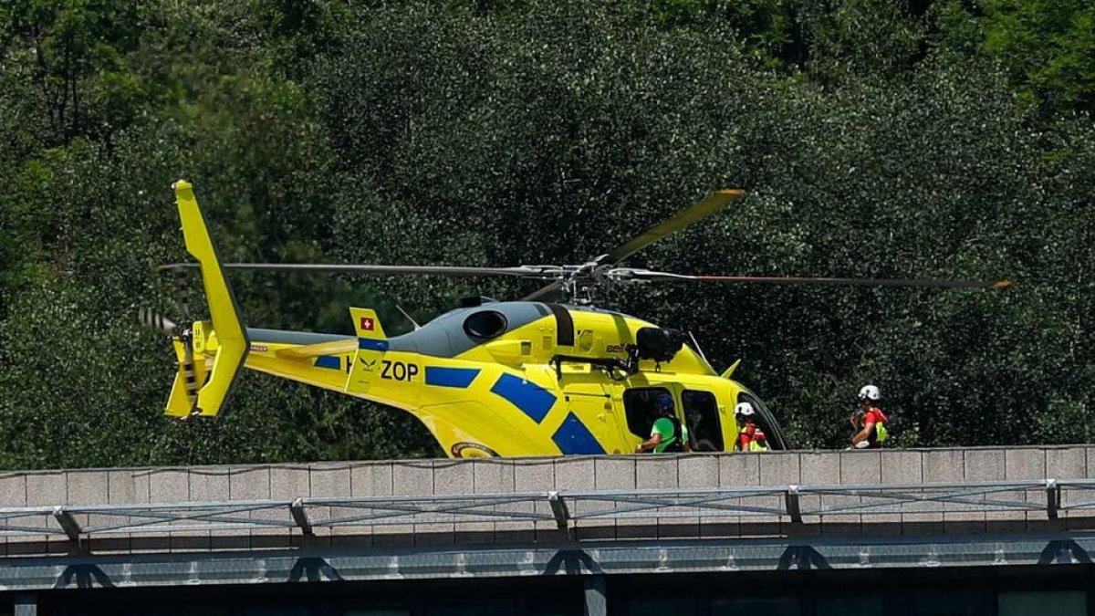 Els bombers pujant a l'helicòpter a l'hospital per fer un rescat