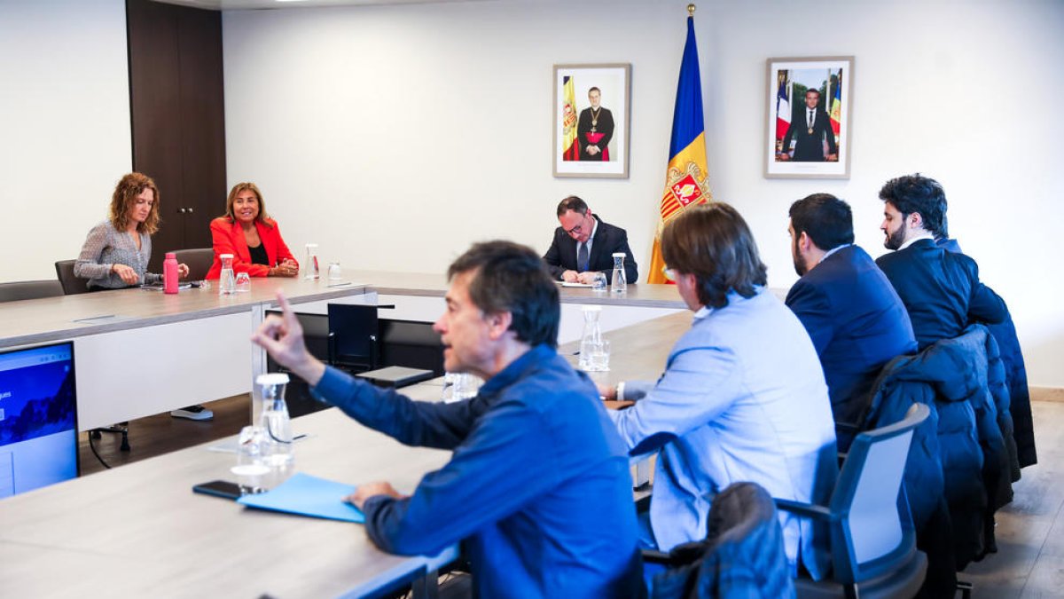 La ministra Marsol amb els consellers de la comissió de Finances.