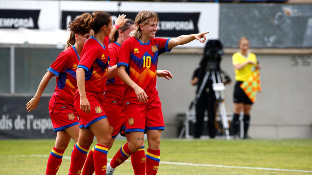 Ruzafa, amb el 10, celebra un gol amb la selecció.