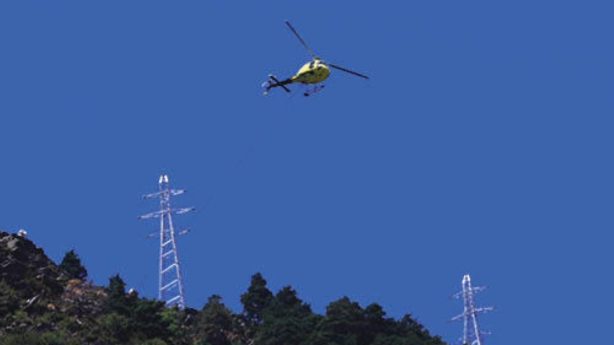 Una línia de tensió amb torres elèctriques.