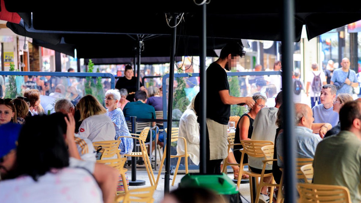 Un cambrer a l'avinguda Carlemany.