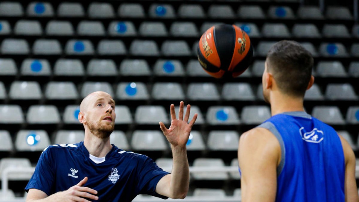 Primera temporada al MoraBanc de Thomas Schreiner com a membre del cos tècnic.