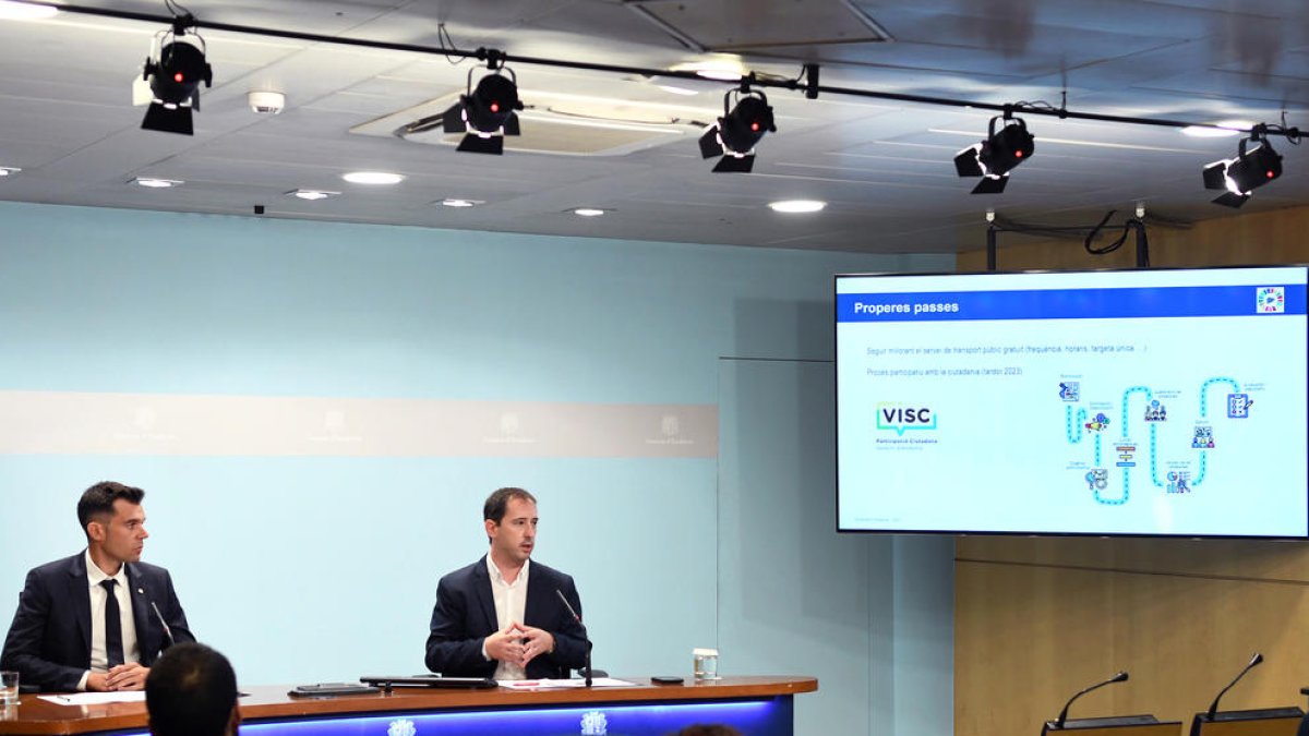 El secretari d'Estat de Transports, David Forné, i el director, Carles Miquel, en la roda de premsa d'ahir.