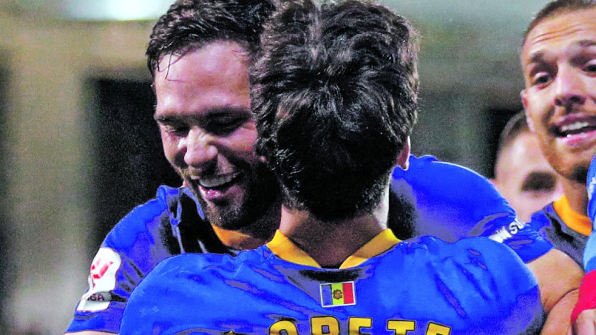 Migue Leal felicita Lobete, dilluns contra l'Oviedo.