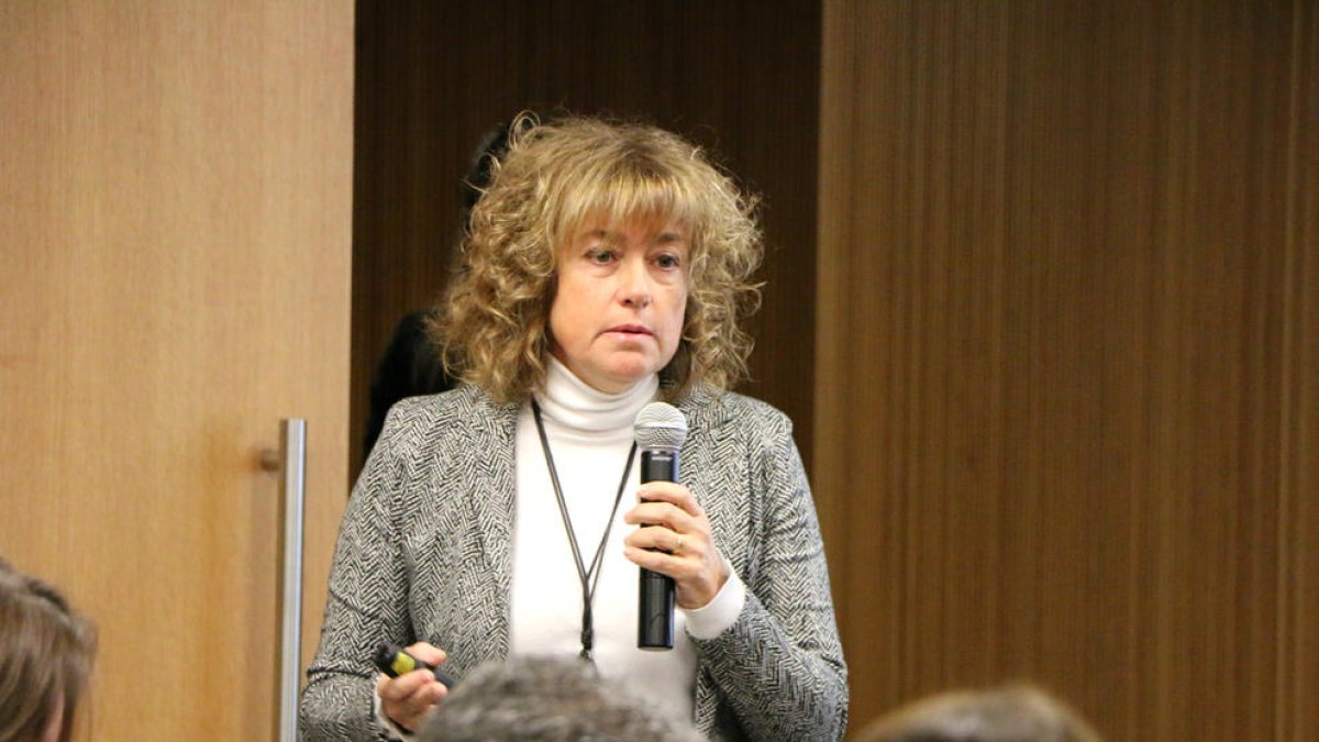 La presidenta de l'AREB durant la intervenció.