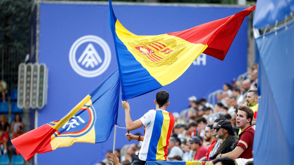 Aficionats tricolors a l'Estadi Nacional.