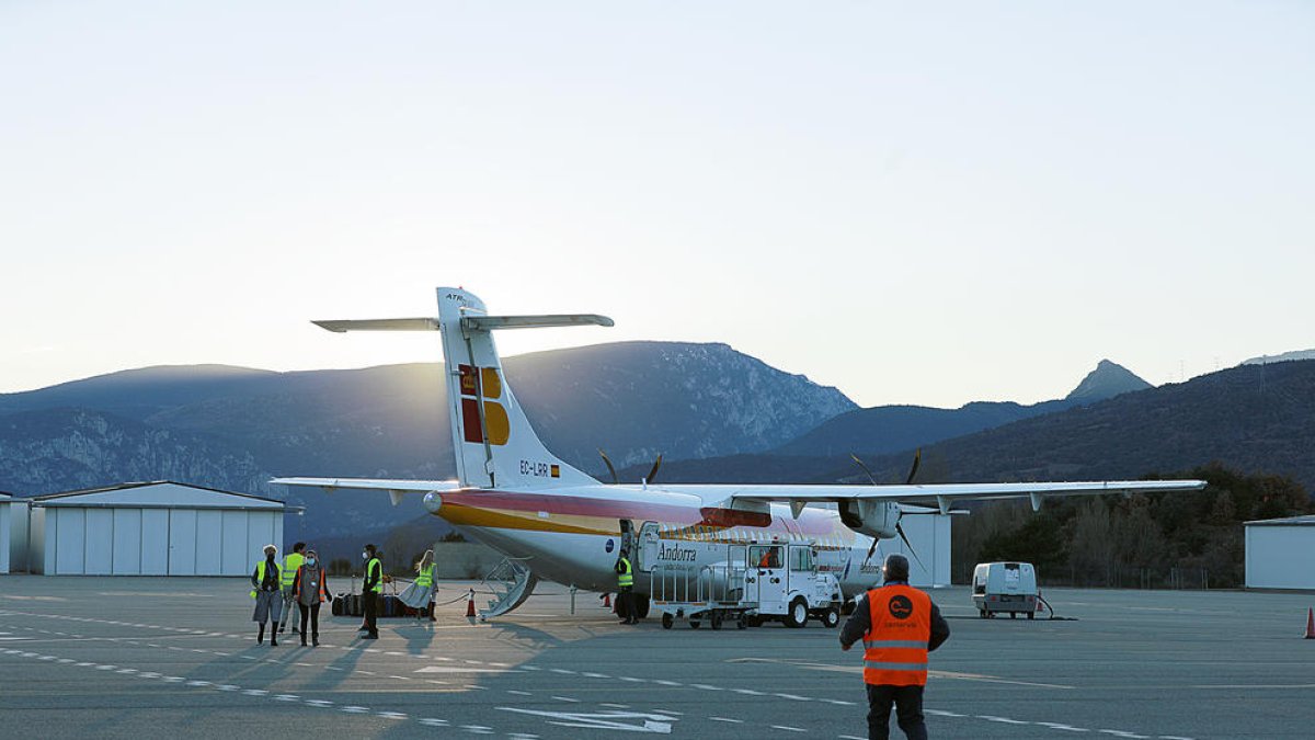 Un avió d'Air Nostrum a l'aeroport de la Seu.