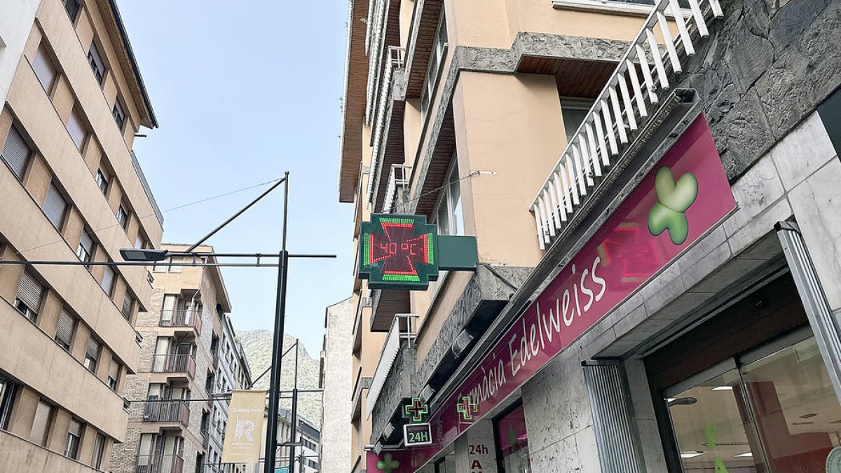 Un termòmetre de la farmàcia marca 40º de temperatura el passat dimecres