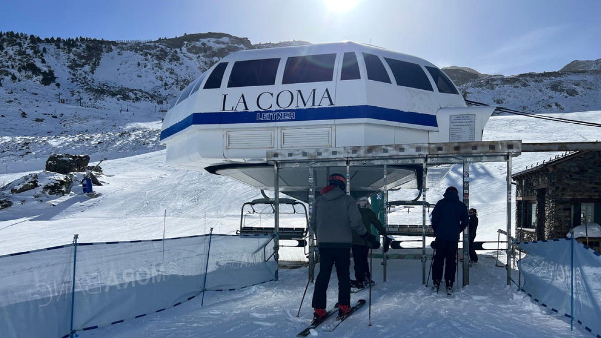 Esquiadors obrint la temporada avui a la Coma d'Arcalís.