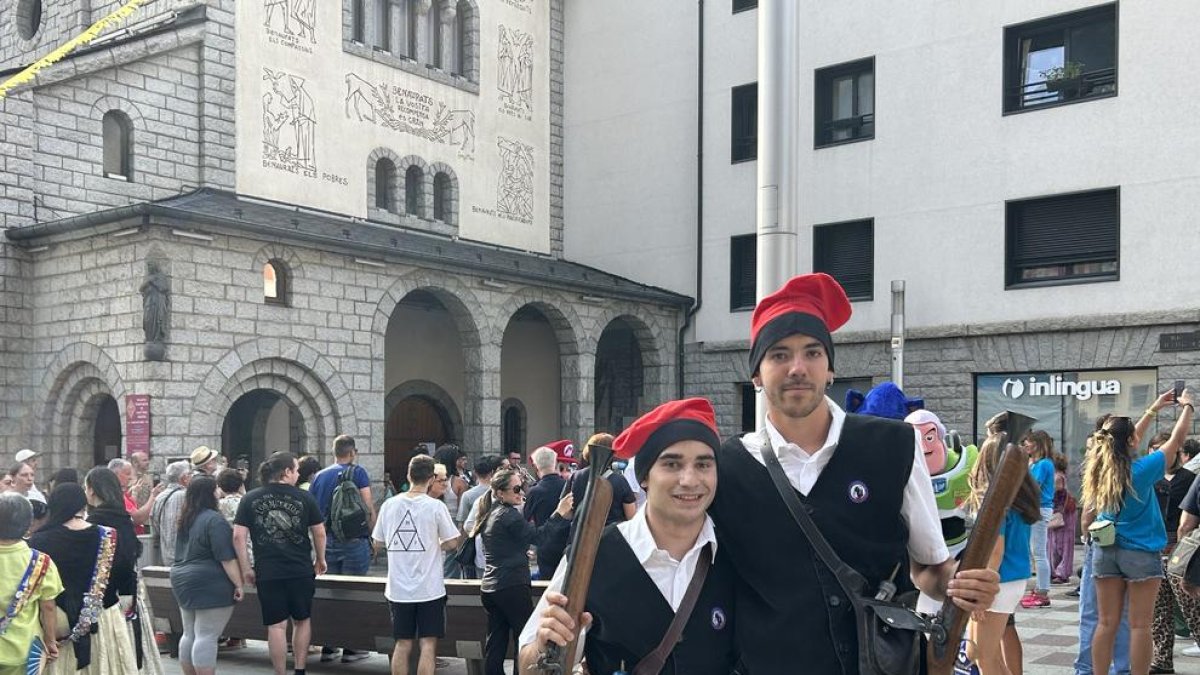 Els trabucaires encarregats d'obrir la celebració a la plaça de l'Església