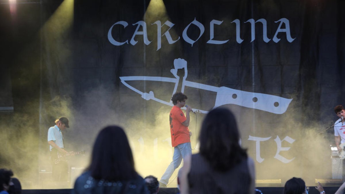 Dues joves gaudint del concert de Carolina Durante a Andorra la Vella.