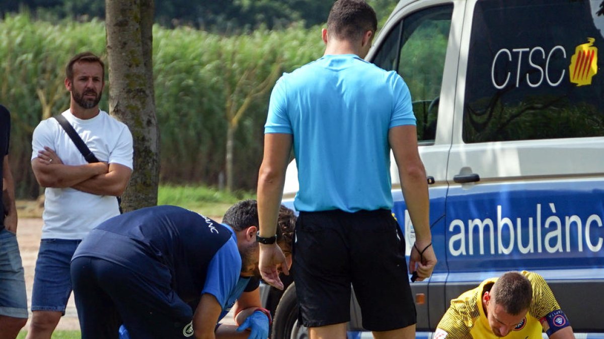 Christos Almpanis va encongir el cor dels jugadors de l'FC Andorra en el moment de patir la greu lesió.