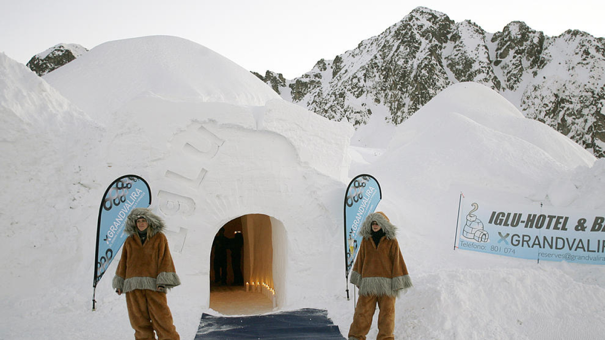 Dos treballadores en la inauguració de l'Iglú Hotel el 2008.