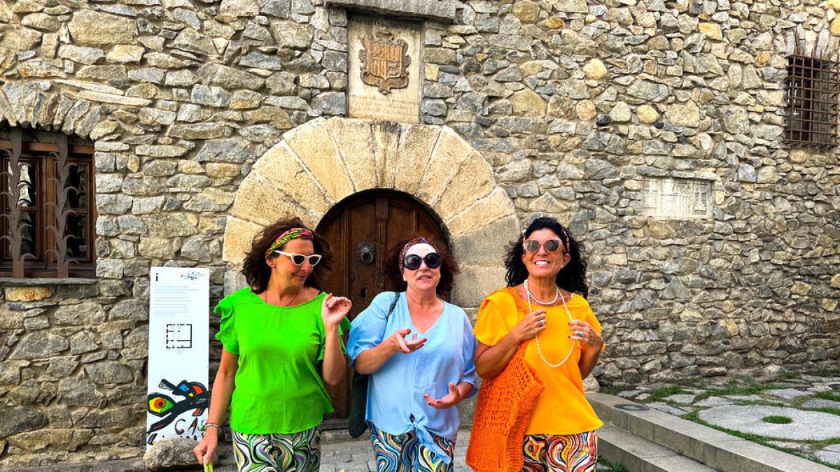 Les tres actrius de la companyia An-danda-ra.