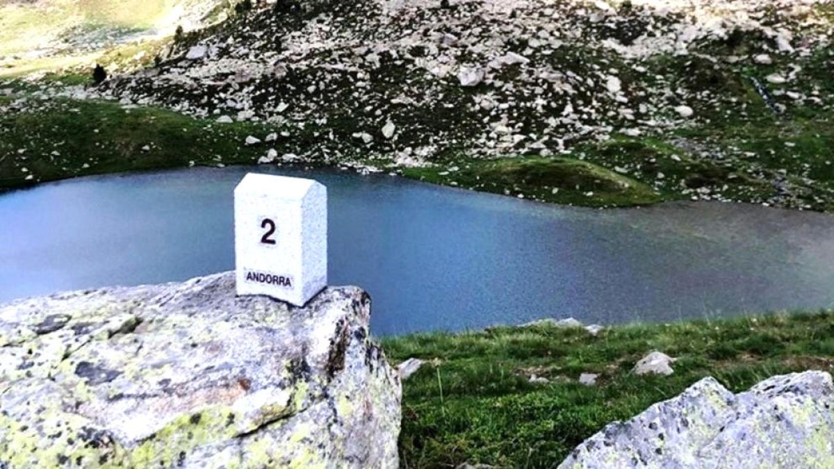 Una de les fites de la frontera.