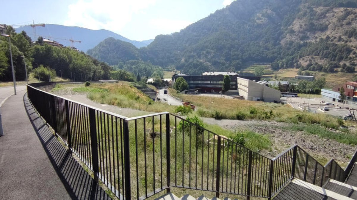 El centre geriàtric s'ubicaria darrere de l'escola de segona ensenyança.