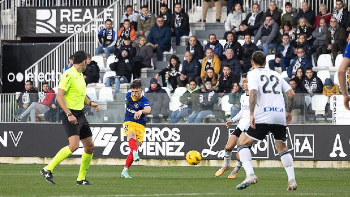 Iván Gil va buscar el gol amb un parell de tirs llunyans.