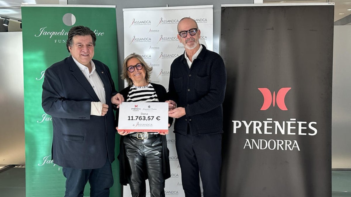 Entrega del xec de la caminada contra el càncer