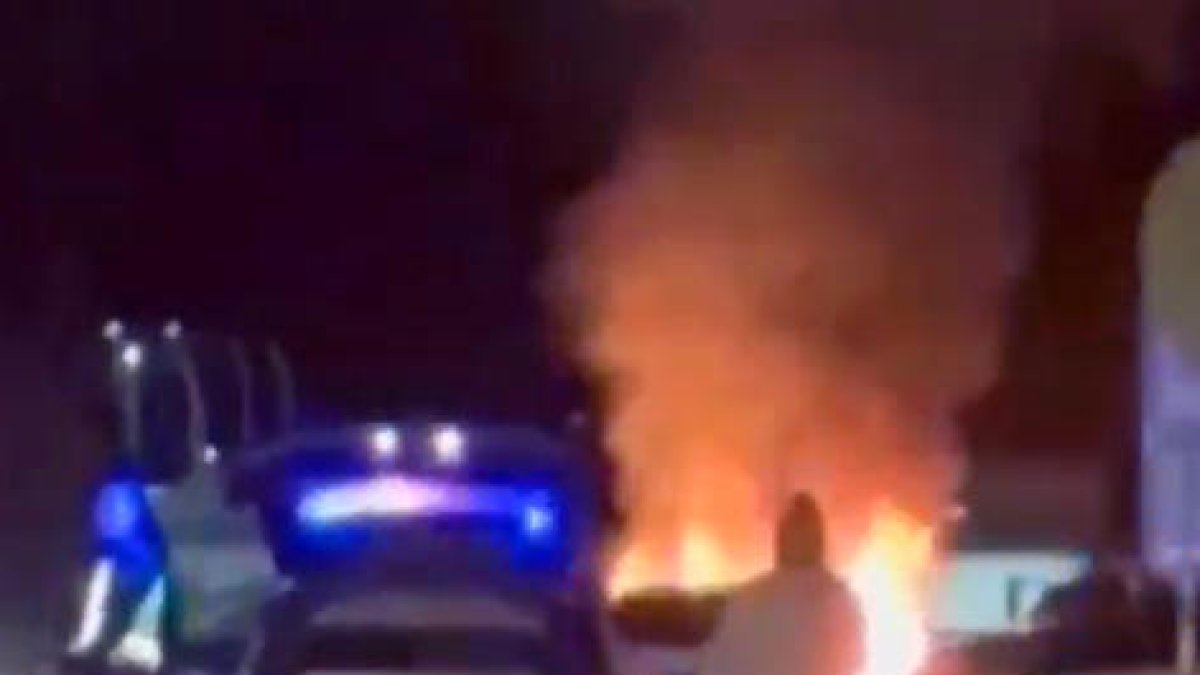 El vehicle en flames.