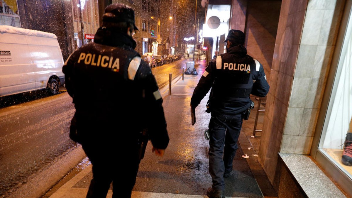 Una patrulla policial es va desplaçar al lloc del succés.