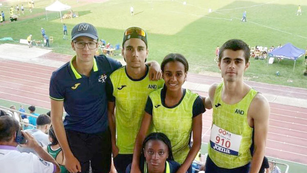 Lerato Pagés, al centre, amb la resta d'atletes andorrans.