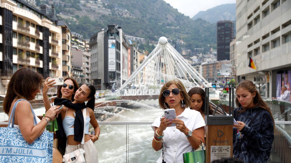 Turistes a la Pl. de la Rotonda d'Andorra la Vella