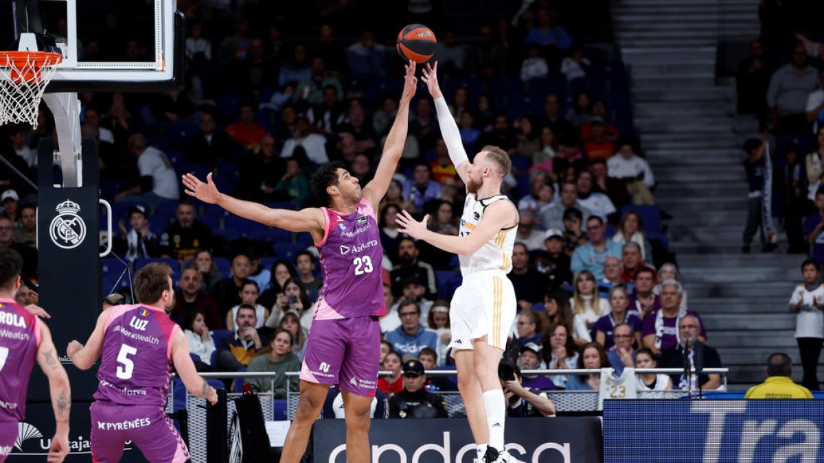 El pivot del MoraBanc Felipe dos Anjos en un acció amb Musa, jugador del Reial Madrid.