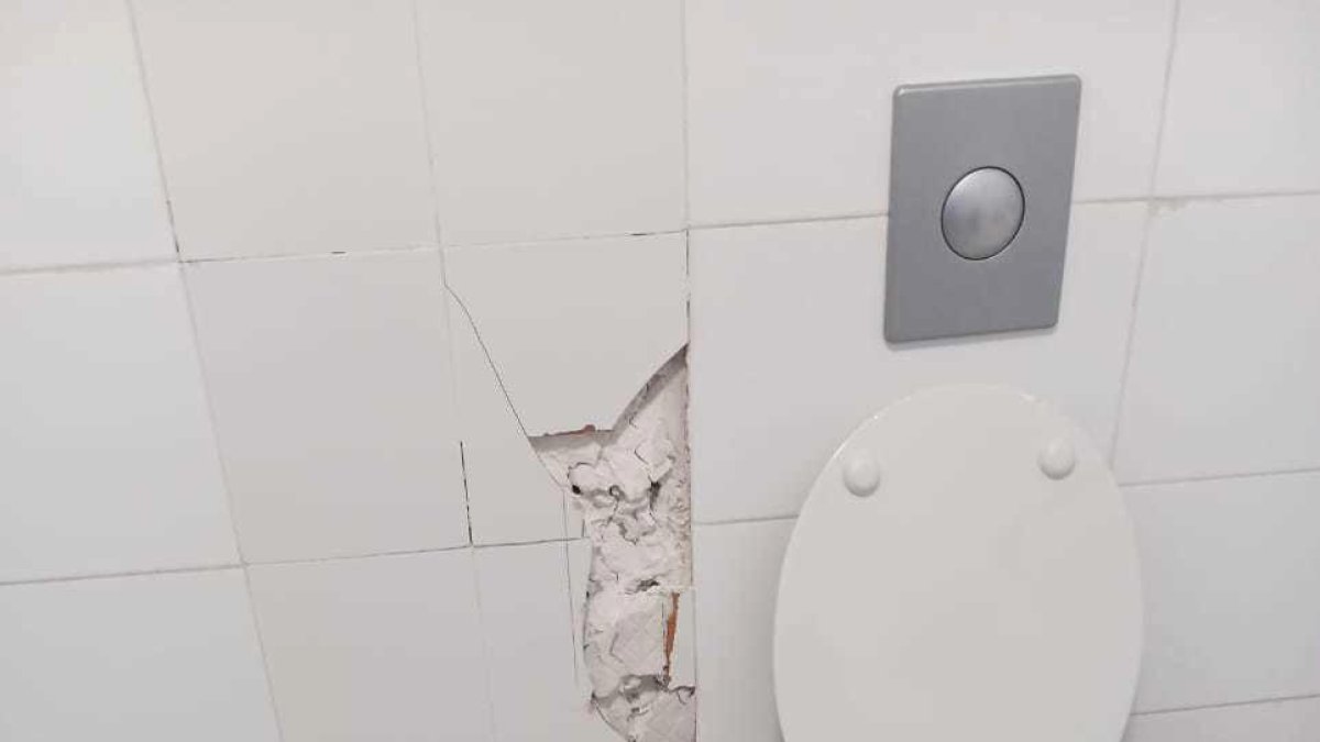 Incivisme als lavabos del Prat del Roure.
