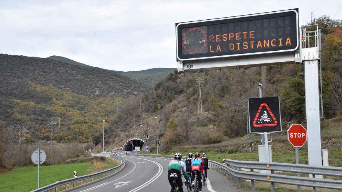 Un grup de ciclistes a punt d'entrar al túnel del Bordar, a l'N-145 que estrena sistema d'alerta als conductors
