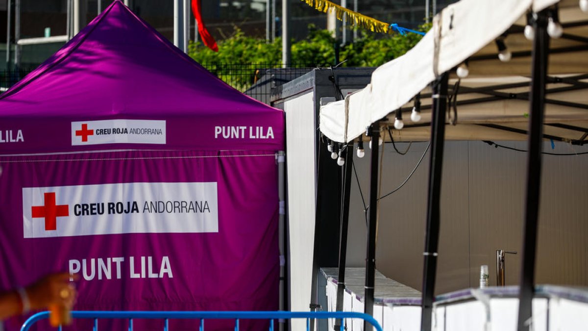 La carpa del punt lila situat a Escaldes amb motiu de la festa major.