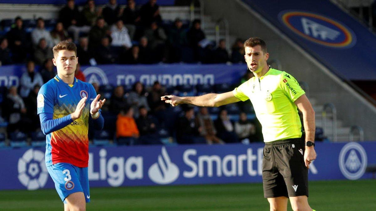 El central de l'FC Andorra, Mika Mármol, durant un partit de la temporada passada a l'Estadi Nacional.