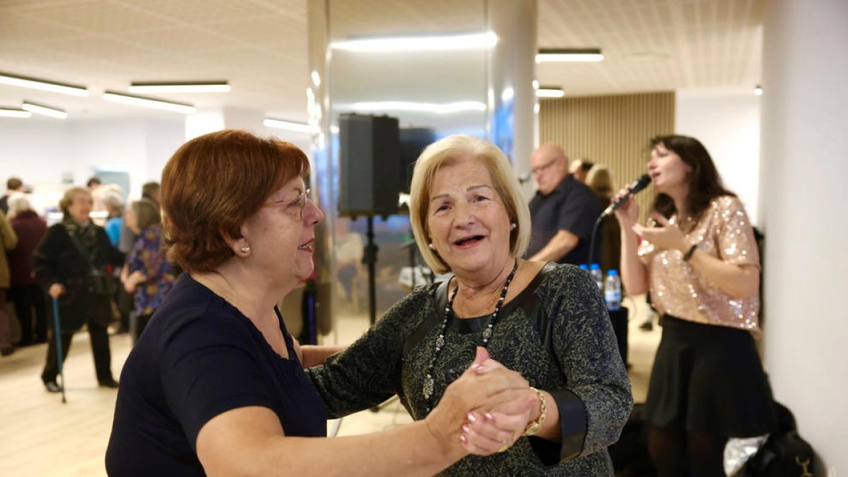 Festa d'inauguració de la llar de jubilats.