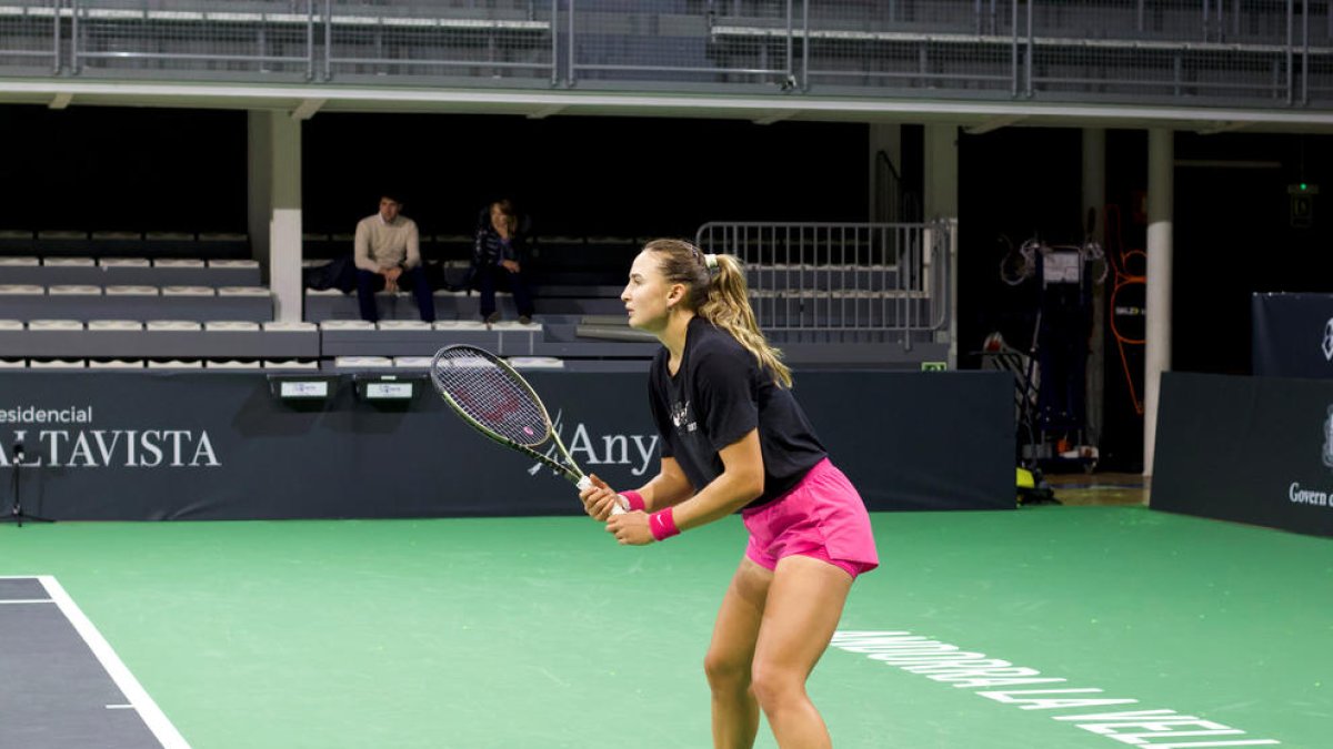 Vicky Jiménez Kasintseva va treballar ahir durant el matí a la pista del Poliesportiu.