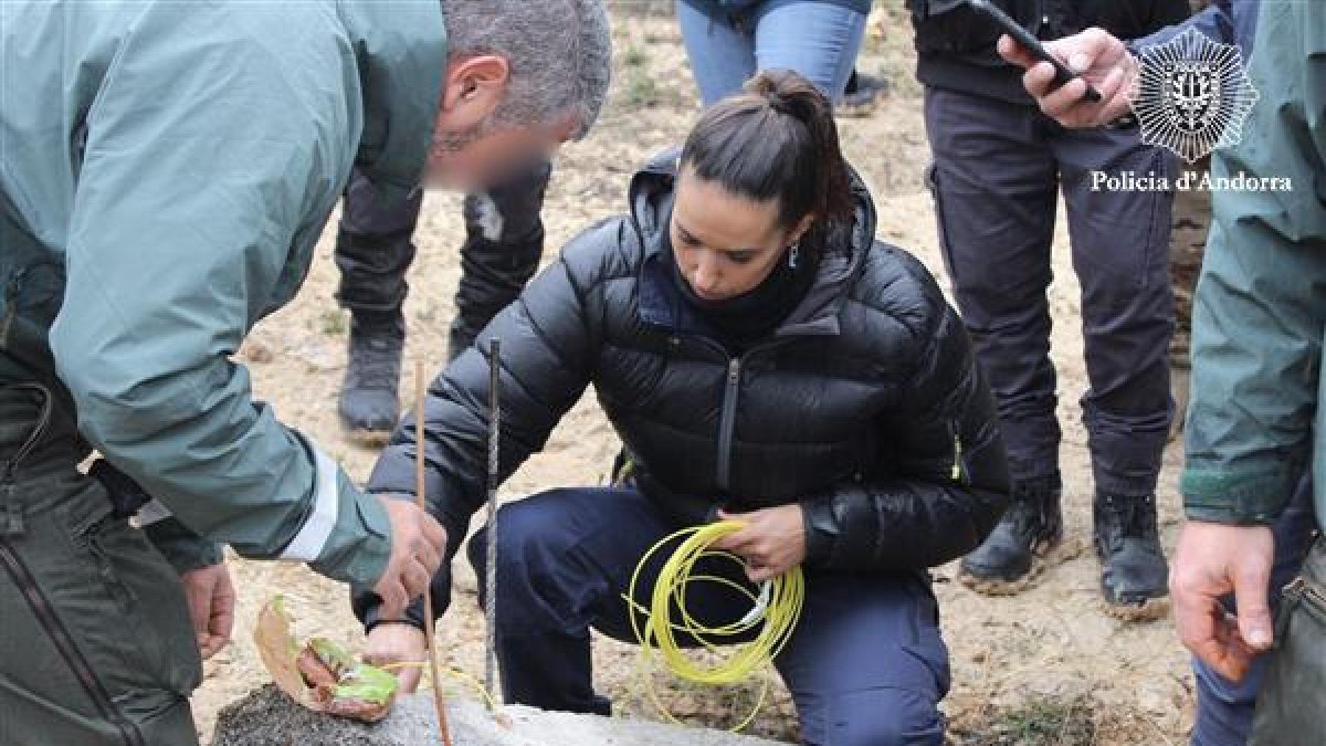Agent del grup TEDAX-NRBQ a les jornades europees de desactivació d'artefactes explosius.