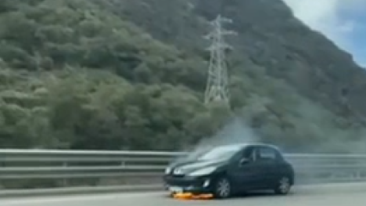 Cotxe en flames a la frontera