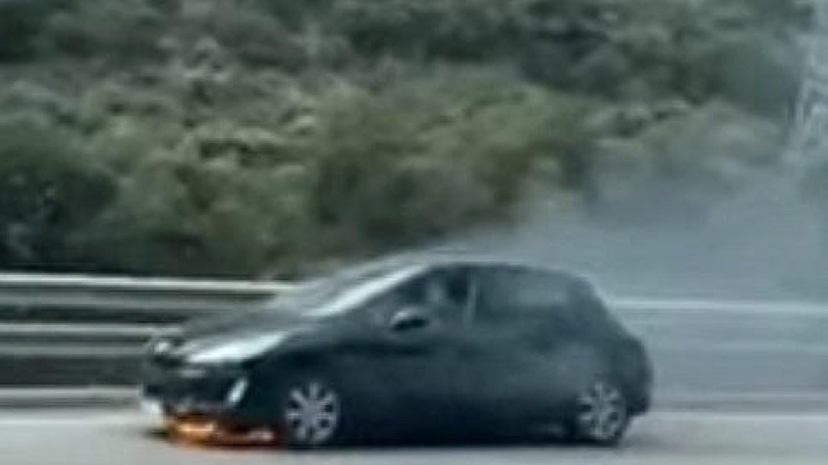 El cotxe cremant-se ahir a la tarda.