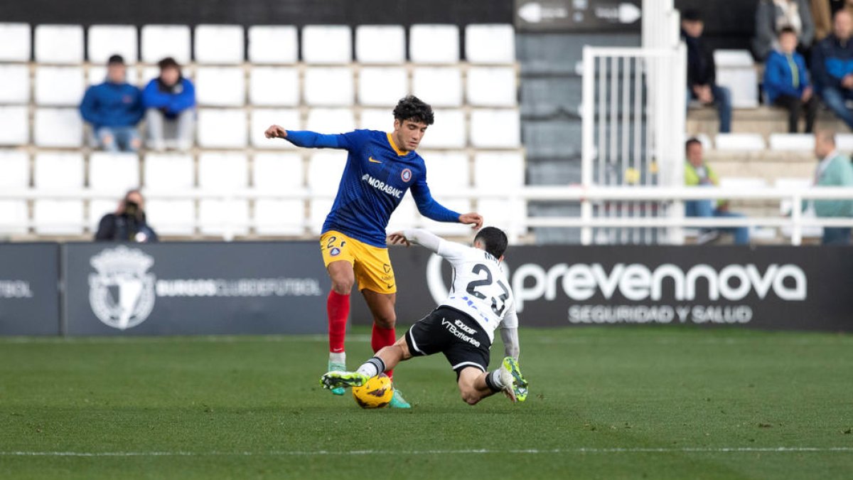 Iker Benito lluitant amb el jugador del Burgos José Matos.