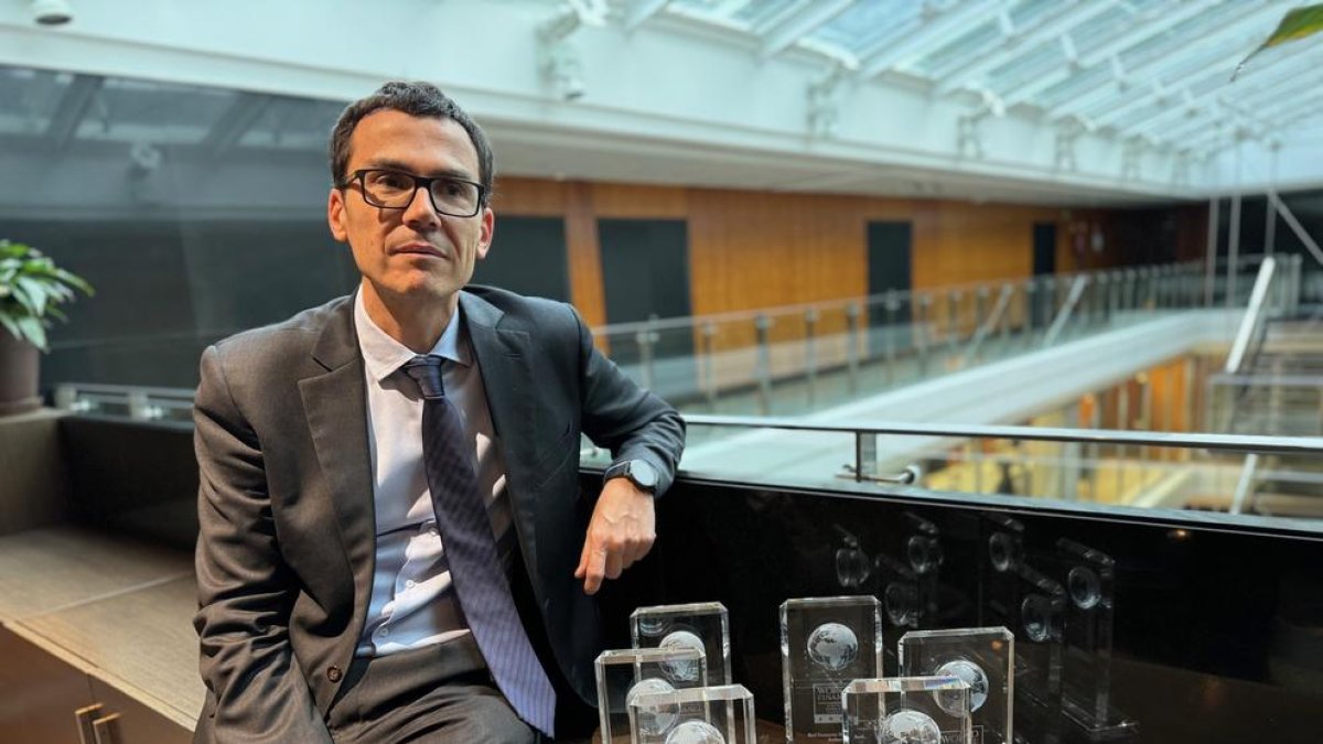 El director de màrqueting i comunicació de MoraBanc, Wiro Martin, amb els premis de millor banc digital