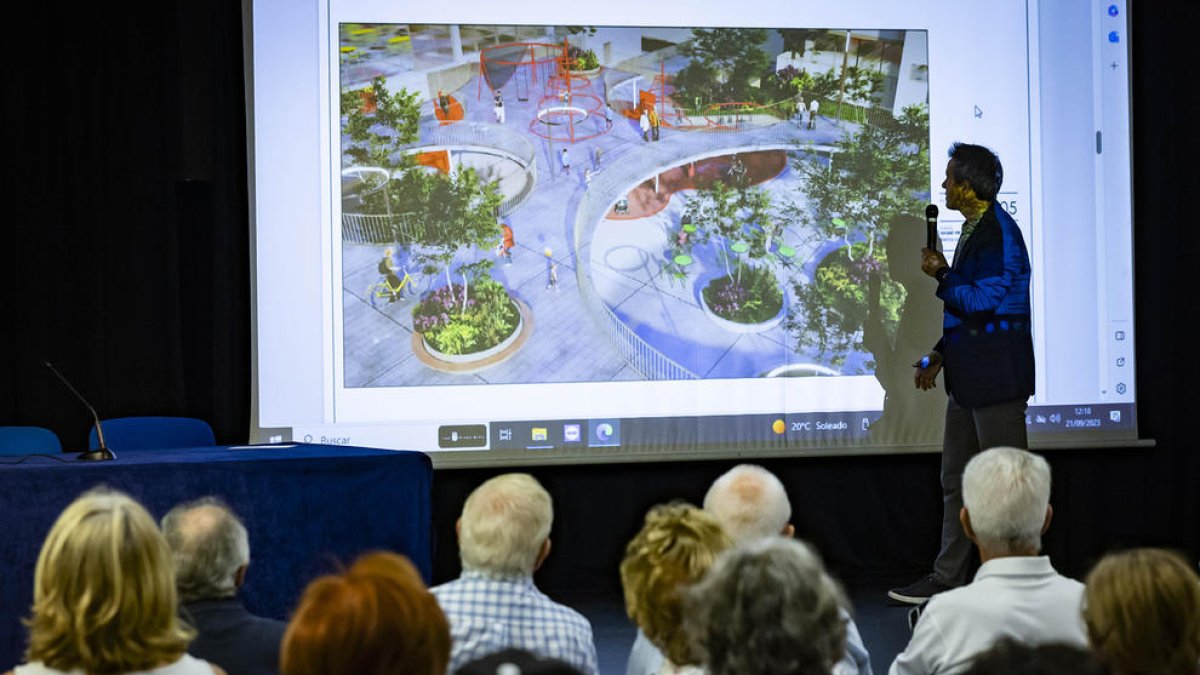 El cònsol major, David Astrié durant la presentació de projectes urbanístics al Consell de la Gent gran