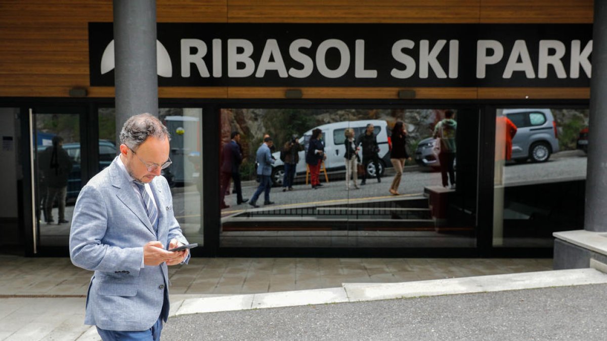 El cap de Govern a l'edifici Ribasol, on s'adequaran pisos de lloguer assequible.