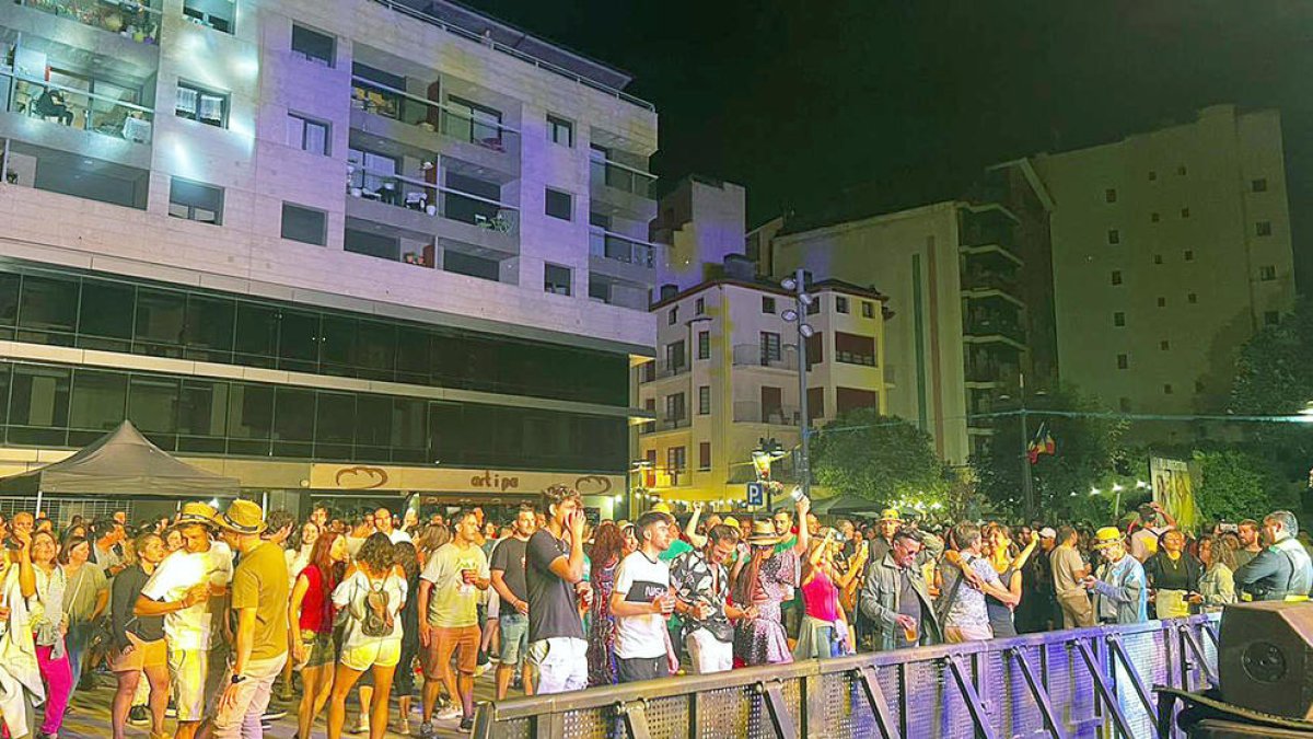 La policia va aplicar ahir sancions per fer botellots.